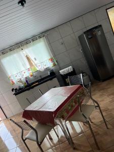 Kuchyň nebo kuchyňský kout v ubytování Casa para locação em Socorro