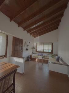 ein Wohnzimmer mit Sofa und Tisch in der Unterkunft La casita en la playa in Villa Gesell