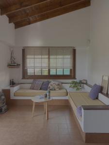ein Wohnzimmer mit zwei Betten und einem Tisch in der Unterkunft La casita en la playa in Villa Gesell