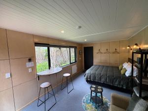 Χώρος καθιστικού στο Haven Cabin - No road access - just a boat ride away