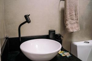 een badkamer met een witte wastafel op een aanrecht bij Apartamento 1 Quarto Canasvieiras in Florianópolis