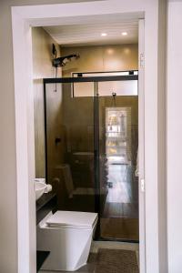 een badkamer met toilet en wastafel bij Apartamento 1 Quarto Canasvieiras in Florianópolis