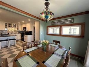 eine Küche und ein Esszimmer mit einem Holztisch und Stühlen in der Unterkunft Lady Mary Angeline in Saint Ignace