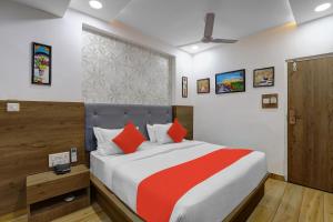 Postel nebo postele na pokoji v ubytování Hotel O R S Palace