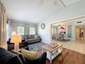 Un lugar para sentarse en Largo Pool House and Firepit