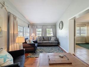 Un lugar para sentarse en Largo Pool House and Firepit