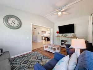 Una televisión o centro de entretenimiento en Largo Pool House and Firepit