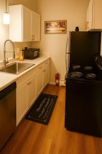 Kuchyň nebo kuchyňský kout v ubytování Modern 1BR Porchlight retreat