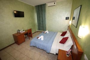 ein Hotelzimmer mit Bett und Schreibtisch in der Unterkunft Dreamland Guesthouse in Rom