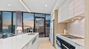 Η κουζίνα ή μικρή κουζίνα στο Luxurious 3 Bedroom with Darling Harbour Views
