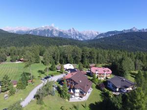 z góry widok na duży dom w górach w obiekcie Landhaus Charlotte Apartments Tirol w mieście Seefeld in Tirol