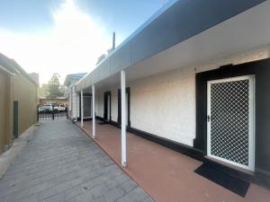 ein Gebäude mit einer Reihe von Türen auf der Seite in der Unterkunft Costello Hotels Port Augusta in Port Augusta
