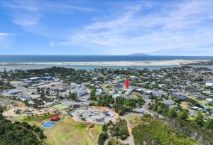- une vue aérienne sur une ville à côté de l'océan dans l'établissement Modern & Central 'Nautical' Chalet - Mangawhai Heads, à Mangawhai