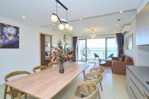 a kitchen and living room with a table and chairs at CĂN HỘ THE SÓNG TAM THẮNG VŨNG TÀU - LUXURY APARTMENT Mr Tú in Vung Tau