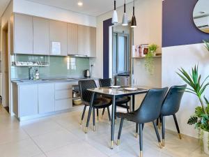 une cuisine et une salle à manger avec une table et des chaises dans l'établissement CĂN HỘ THE SÓNG TAM THẮNG VŨNG TÀU - LUXURY APARTMENT Mr Tú, à Vung Tau 204 autres photos