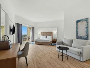 Postel nebo postele na pokoji v ubytování Rixos Bab Al Bahr - Ultra All Inclusive