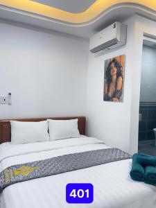 Ένα ή περισσότερα κρεβάτια σε δωμάτιο στο Khách sạn Nữ Vương +2 φωτογραφίες