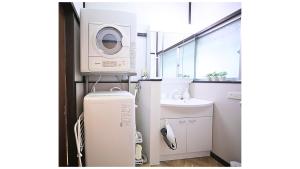 a kitchen with a washing machine and a sink at 東京と富士山の中間地点-キッズ遊べる遊具付き-戸建古民家-ゆったりキングベッド- Macchiato SHONAN-Vacation Stay- in Hiratsuka +63 photos