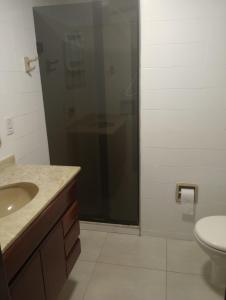 ein Badezimmer mit Dusche, Waschbecken und Toilette in der Unterkunft Apartamento no centro de São Lourenço in São Lourenço + 18 Fotos