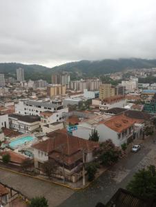 eine Luftaufnahme einer Stadt mit Gebäuden in der Unterkunft Apartamento no centro de São Lourenço in São Lourenço