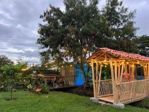 Κήπος έξω από το Cabaña PANDORA en los Ceibos
