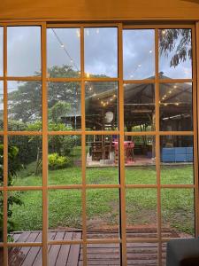 Κήπος έξω από το Cabaña PANDORA en los Ceibos