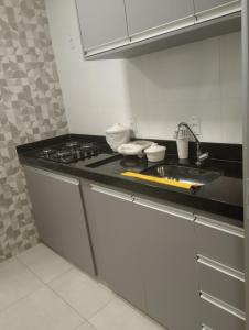 eine Küche mit Spüle und Arbeitsplatte in der Unterkunft Apartamento no centro de São Lourenço in São Lourenço