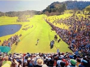 a large crowd of people watching a golf game at 菜音天然温泉別荘 in Tsu
