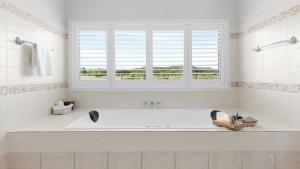 Koupelna v ubytování 'Mandalay Villa 2'