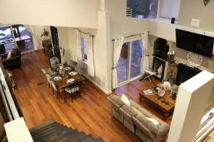 une vue aérienne d'un salon avec un canapé et une table dans l'établissement Villa De La Rosa at Valle de Gpe Pool BBQ & AC, à San Pablo