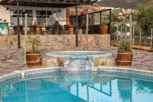 une piscine avec deux fontaines dans une cour arrière dans l'établissement Villa De La Rosa at Valle de Gpe Pool BBQ & AC, à San Pablo