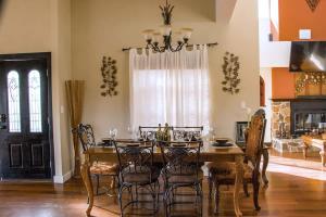 une salle à manger avec une table et des chaises dans l'établissement Villa De La Rosa at Valle de Gpe Pool BBQ & AC, à San Pablo 83 autres photos