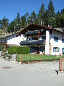 a white house with a fence in front of it at Familie Gerle in Vils