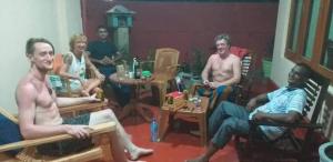 Un grupo de personas sentadas en sillas en una habitación. en Indivilla, en Kalutara