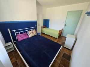 a small bedroom with a bed and a mirror at Vida Mansa Apartamentos in Capão Novo +38 photos