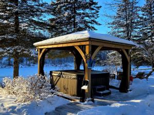 Chalet en Bois Rond au bord de l'eau - spa privé & billard - Mauricie, Portneuf - Québec v zimě + 123 fotografií