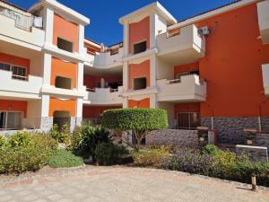 an apartment building with orange and white at T2 Djadsal Bloco Laranja Perto da Praia e Centro in Santa Maria