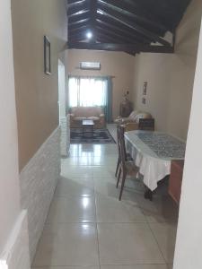 un soggiorno con un tavolo e un divano di Chalet en Mogotes a Mar del Plata Altre 2 foto