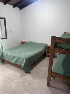 una camera da letto con un letto e una scala in una stanza di Chalet en Mogotes a Mar del Plata