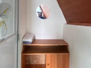 a small room with a shelf and a mirror at Roman Villa Sembalun in Sembalun Lawang