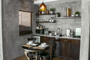 - une cuisine avec une table, des chaises et un évier dans l'établissement Suite Paradise Hospedaje Romantico en Valle de Gpe, à San Pablo