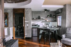une cuisine avec une table et une salle à manger dans l'établissement Suite Mediterranea Valle de Gpe WiFi BBQ & Pool, à Villa de Juárez