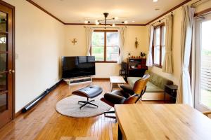 un salon avec une télévision, une table et des chaises dans l'établissement Atami Regalo - Vacation STAY 62917v, à Atami