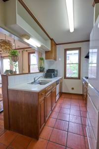 une cuisine avec un évier et un comptoir dans l'établissement Atami Regalo - Vacation STAY 62917v, à Atami