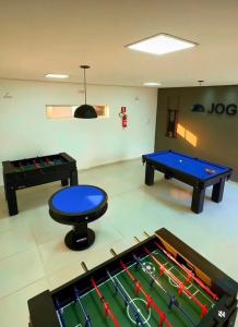 ein Raum mit zwei Tischtennisplatten und einem Billardtisch in der Unterkunft Apartamento com piscina e academia in João Pessoa