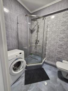 基希讷乌Транзит Сервис 4 Аэропорт- Кишинёв的带淋浴和洗衣机的浴室