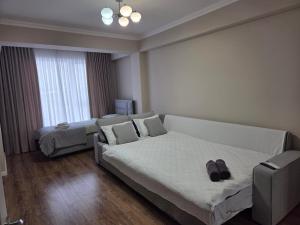 基希讷乌Транзит Сервис 4 Аэропорт- Кишинёв的有两张床和一扇窗户的酒店房间