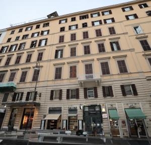 ein großes Gebäude an einer Stadtstraße in der Unterkunft Dreamland Guesthouse in Rom