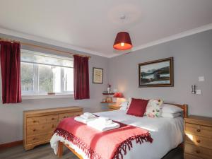 a bedroom with a bed with a red blanket at Arnaval in Fernilea