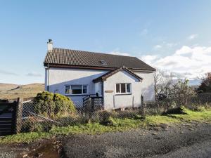 a white house with a fence in front of it at Arnaval in Fernilea